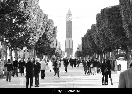 L'avenue Mohamed V est la principale route qui mène directement à la Médina de Tunis. Banque D'Images