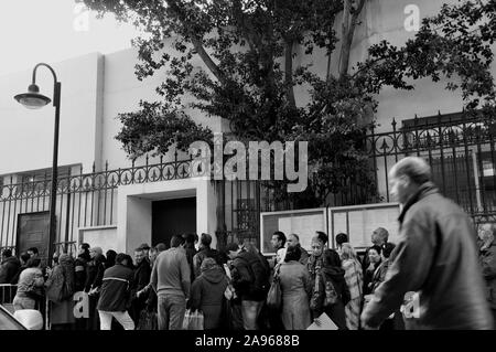 Daily Photo : tunisienne personnes la queue devant l'ambassade de France - en attente d'un visa pour voyager en Europe Banque D'Images