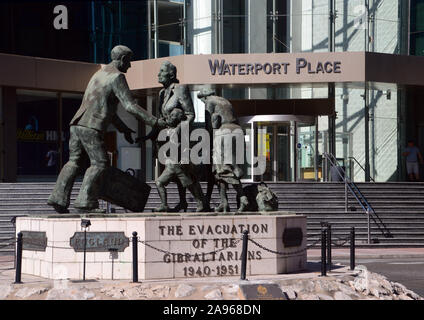 L'évacuation Memorial Statue en bronze de Gibraltar par le sculpteur Jill Cowie Saunders, le Rond Point à Waterport Road, Gibraltar. Banque D'Images