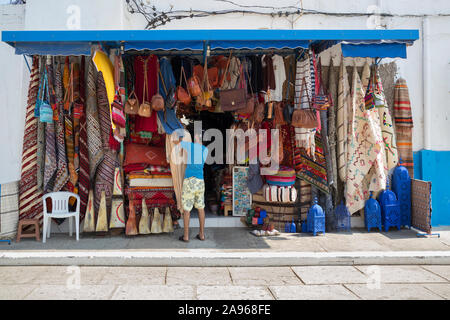 Asilah, Morocco-September 10, 2019 : Sites boutique avec souvenirs dans la médina d'Asilah, Maroc Banque D'Images