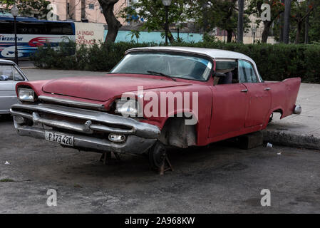 Une berline classique américaine piratée dans une rue latérale de la Havane, Cuba Pour maintenir ces voitures entretenues, les pièces de voiture sont souvent cannibalisé d'autres Banque D'Images