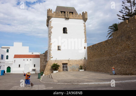 Asilah, Morocco-September 10, 2019 : Le nettoyage de la place en face de l'Al-Hamra, une tour de surveillance et de stockage, le matin dans la médina Banque D'Images