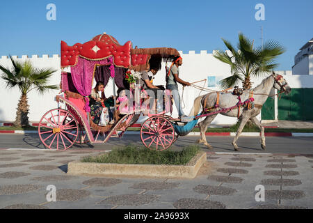 Asilah, Morocco-September 10, 2019 : équitation calèche autour de touristes dans le village Asilah, Maroc Banque D'Images