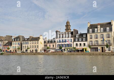 LANDERNEAU FRANCE ,21 août, 2013 : Landerneau, pierre et ardoise maisons le long de l'Elorn Banque D'Images