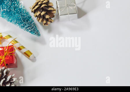 Copie espace les arbres de Noël et des décorations sur un fond blanc.vue d'en haut Banque D'Images