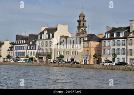 LANDERNEAU FRANCE ,21 août, 2013 : Landerneau, pierre et ardoise maisons le long de l'Elorn Banque D'Images