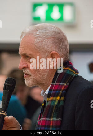 Glasgow, Royaume-Uni. 13 Nov, 2019. Sur la photo : Jeremy Corbyn MP - Leader du Parti du Travail. Leader du travail tours Jeremy Corbyn circonscriptions clés en Ecosse dans le cadre de la plus grande campagne de personnes dans l'histoire de notre pays. Adresses Jeremy Corbyn militants ouvriers et l'ensemble des sièges à l'Écosse aux côtés de candidats travailliste écossais. Crédit : Colin Fisher/Alamy Live News Banque D'Images