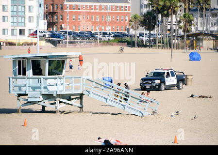 Poste de sauveteur et voiture de police sur la plage de Santa Monica, Californie, USA Banque D'Images