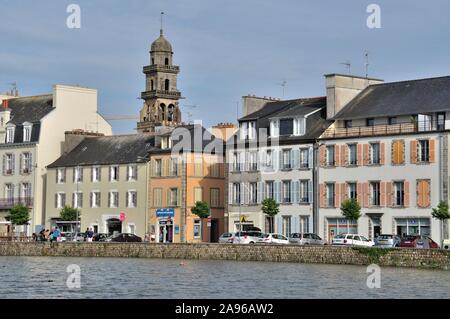 LANDERNEAU FRANCE ,21 août, 2013 : Landerneau, pierre et ardoise maisons le long de l'Elorn Banque D'Images