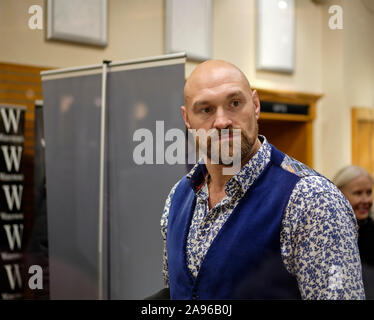 Londres, Royaume-Uni. 13 novembre 2019. Le boxeur professionnel britannique Tyson Fury signe aujourd'hui son livre Behind the Mask au Leadenhall Market à Londres. Banque D'Images