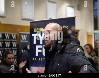 Londres, Royaume-Uni. 13 novembre 2019. Le boxeur professionnel britannique Tyson Fury signe aujourd'hui son livre Behind the Mask au Leadenhall Market à Londres. Banque D'Images