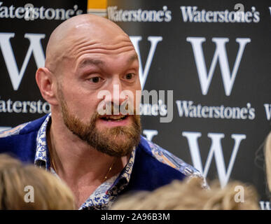 Londres, Royaume-Uni. 13 novembre 2019. Le boxeur professionnel britannique Tyson Fury signe aujourd'hui son livre Behind the Mask au Leadenhall Market à Londres. Banque D'Images