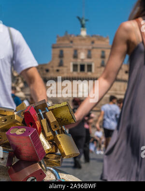 Jeu de cadenas symbolisant l'amour éternel sur le pont Saint-ange à Rome Banque D'Images