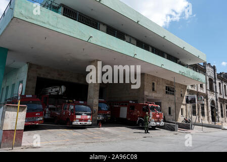 Cuerpo de Bomberos Republica de Cuba est l'une des principales casernes de pompiers de la Havane. La plupart des appareils d'incendie a Banque D'Images