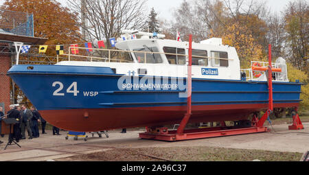 Berlin, Allemagne. 13 Nov, 2019. Un nouveau bateau de la police de l'eau Berlin est baptisé au cours d'une cérémonie sur le nom "chwanenwerder'. Credit : Wolfgang Kumm/dpa/Alamy Live News Banque D'Images