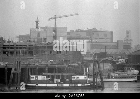 London Docklands Development vue sur la Tamise à Wapping est de Londres des années 1980 au Royaume-Uni. St George, dans l'église de l'Est (à droite de l'image) Cargo 1987 Angleterre. HOMER SYKES Banque D'Images