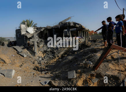 Gaza, la Palestine. 13 Nov, 2019. Palestiniens inspecter une maison détruite dans un raid aérien israélien dans le sud de la bande de Gaza.tension monte à Gaza après le commandant des Brigades Al-qods, la branche armée de la résistance sur la bande de Gaza, le Jihad islamique faction Bahaa Abou Al-Atta est mort dans une attaque aérienne israélienne. Credit : SOPA/Alamy Images Limited Live News Banque D'Images