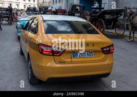 Un Cubataxi jaune officiel appartenant à l'État à la Havane, Cuba. C'est la dernière Lada importée de Russie. Il est équipé d'un mètre et le conducteur cubain i Banque D'Images