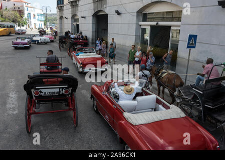 Une flotte de voitures classiques américaines et calèches, attente de passagers de navires de croisière au terminal Sierra Maestra à côté de San Francisco Pl Banque D'Images