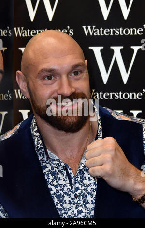 Londres, Royaume-Uni. 13Th Nov 2019. Londres, Royaume-Uni. 13 Nov, 2019. Tyson Fury, boxeur britannique signe des exemplaires de sa nouvelle autobiographie, derrière le masque, à Waterstones Leadenhall Market de Londres, Royaume-Uni - 13 novembre 2019 Crédit : Nils Jorgensen/Alamy Live News Banque D'Images