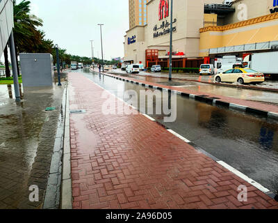 Dubaï / Emirats arabes unis - 10 novembre 2019 : Les voitures qui circulent dans les rues inondées à Dubaï pendant la pluie. Fortes pluies dans les Émirats arabes unis et flaques. Dans le désert des pluies Banque D'Images