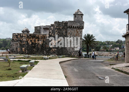 Un petit fort espagnol, El Torreón de Cojímar, face à la mer sur la tête de mer de Cojímar, un village de pêcheurs et de mer, à environ 12 km à l'est de Havanna à Cuba. Le Banque D'Images