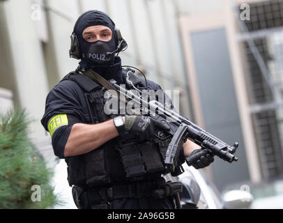 Francfort, Allemagne. 13Th Nov 2019. Agents masqués d'une unité de police spéciale apporter un homme suspecté de terrorisme à la cour pour une démonstration. L'origine allemande de Macédoine est dit avoir prévu une attaque dans la région Rhin-Main avec deux autres. Photo : Boris Roessler/dpa dpa : Crédit photo alliance/Alamy Live News Banque D'Images