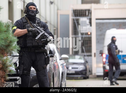 Francfort, Allemagne. 13Th Nov 2019. Agents masqués d'une unité de police spéciale apporter un homme suspecté de terrorisme à la cour pour une démonstration. L'origine allemande de Macédoine est dit avoir prévu une attaque dans la région Rhin-Main avec deux autres. Photo : Boris Roessler/dpa dpa : Crédit photo alliance/Alamy Live News Banque D'Images