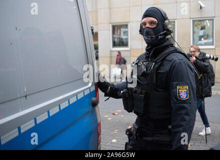 Francfort, Allemagne. 13Th Nov 2019. Agents masqués d'une unité de police spéciale apporter un homme suspecté de terrorisme à la cour pour une démonstration. L'origine allemande de Macédoine est dit avoir prévu une attaque dans la région Rhin-Main avec deux autres. Photo : Boris Roessler/dpa dpa : Crédit photo alliance/Alamy Live News Banque D'Images