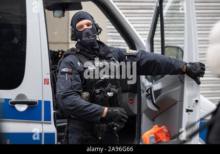 Francfort, Allemagne. 13Th Nov 2019. Agents masqués d'une unité de police spéciale apporter un homme suspecté de terrorisme à la cour pour une démonstration. L'origine allemande de Macédoine est dit avoir prévu une attaque dans la région Rhin-Main avec deux autres. Photo : Boris Roessler/dpa dpa : Crédit photo alliance/Alamy Live News Banque D'Images