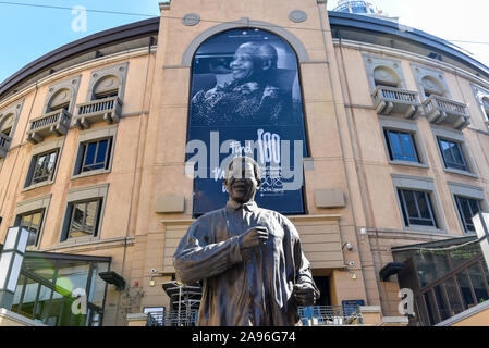 La statue de Nelson Mandela à la place Nelson Mandela, de la ville de Sandton, Johannesburg, Afrique du Sud Banque D'Images