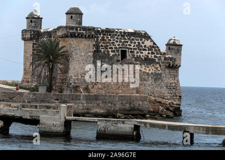 Un petit fort espagnol, « El Torreón de Cojímar », fait face à la mer sur une tête de pont de Cojímar, un village de pêcheurs en mer, à environ 12 km à l’est de la Havane à Cuba Banque D'Images