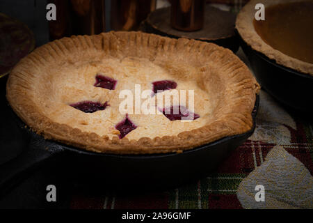 Cherry pie servi sur la table de Noël Banque D'Images