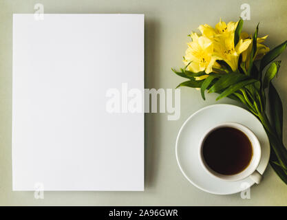 Arrière-plan de texte avec une tasse de café et de fleurs Banque D'Images