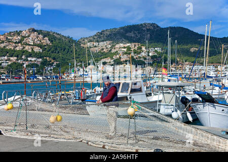 Fischer am Hafen trocknet Fischernetze Andtratx, Port d'Andratx, Majorque, Baléares, Espagne | séchage pêcheur filets de pêche dans le port de Port d' Banque D'Images