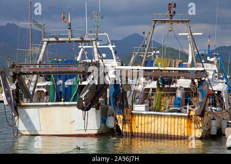 Chalutier dans le port de Port d''Andtratx, Andratx, Mallorca, Baleares, Espagne Banque D'Images