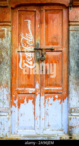 Vintage Coca-Cola signe sur une porte Banque D'Images