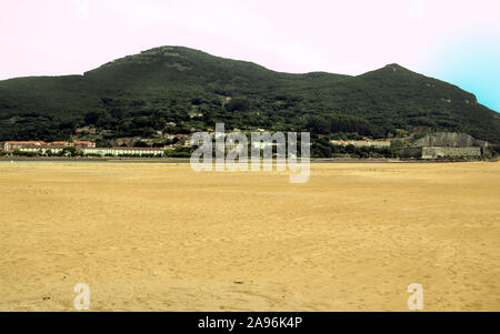 Plage de sable, en Cantabrie, dans le nord de l'Espagne dans une journée ensoleillée Banque D'Images