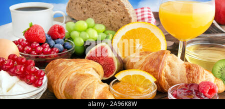 Table du petit déjeuner avec de la marmelade, de la confiture et du café Banque D'Images