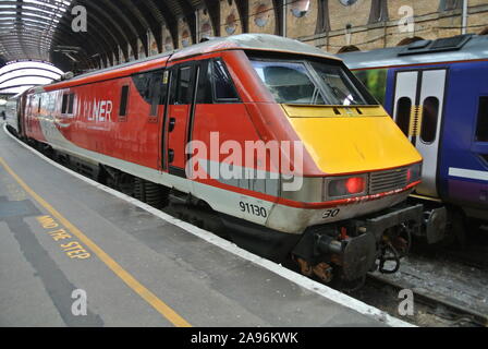 Class 91 LNER 91130 ' Seigneur Mayer de Newcastle ' locomotive électrique à la gare de York, North Yorkshire, Angleterre, Royaume-Uni. Banque D'Images