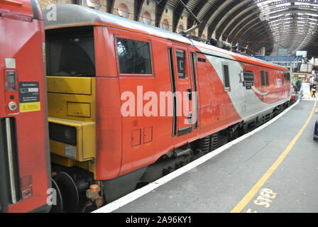 Class 91 LNER 91130 ' Seigneur Mayer de Newcastle ' locomotive électrique à la gare de York, North Yorkshire, Angleterre, Royaume-Uni. Banque D'Images