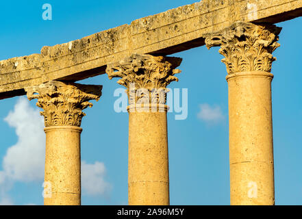 Colonnes du Cardo Maximus street, Jerash, Jordanie Banque D'Images