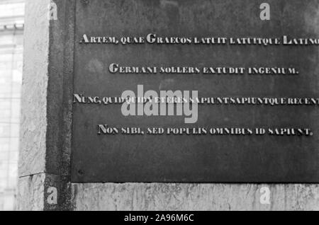 Schrifttafel Gutenbergdenkmal auf dem Sockel vom Gutenbergplatz auf Deutschland à Mayence, 1961. Inscription sur la plaque au monument Gutenberg place Gutenberg dans la ville de Mainz, Allemagne 1961. Banque D'Images