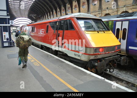 Class 91 LNER 91130 ' Seigneur Mayer de Newcastle ' locomotive électrique à la gare de York, North Yorkshire, Angleterre, Royaume-Uni. Banque D'Images