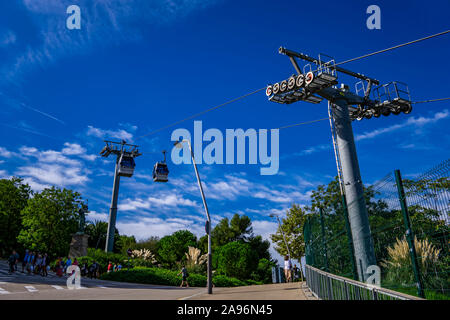 Barcelone, Espagne - Octobre 7, 2019 : le téléphérique de Montjuïc à Barcelone, Espagne. C'est une télécabine avec 55 cabines fermées, a ouvert en 1970. Banque D'Images