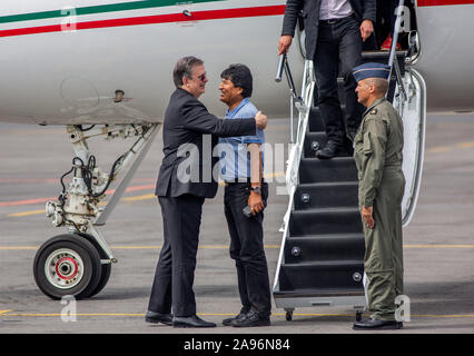 Mexico City, Mexique. 12 Nov, 2019. Marcelo Ebrard (l), le Ministre des affaires étrangères du Mexique, reçoit l'ancien président bolivien Evo Morales (M). Morales est arrivé en exil au Mexique après sa démission comme président de la Bolivie. Un avion de l'Armée de l'air mexicaine avec la gauche ex chef de l'Etat à bord a atterri à l'aéroport de Mexico. Credit : Jair Cabrera Torres/dpa/Alamy Live News Banque D'Images