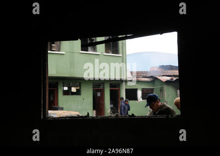 La Paz, Bolivie. 12 Nov, 2019. Les gens sont debout à côté d'un poste de police. Après la démission du président bolivien Morales, les gangs en maraude dans les pays d'Amérique du Sud sont jusqu'à aucun bon - maintenant les militaires veulent mettre un terme à l'apparition. Credit : Gaston Brito/dpa/Alamy Live News Banque D'Images