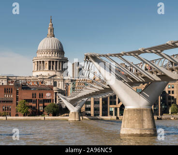 La Cathédrale St Paul à travers la passerelle du millénaire de Londres vu du Southbank. Banque D'Images