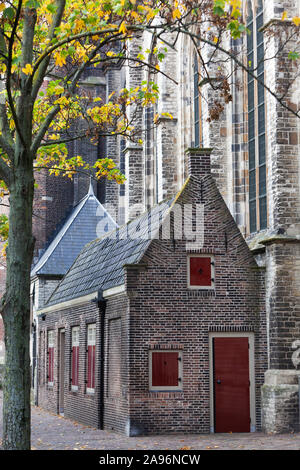 Dépendance aux volets rouges de de Grote Kerk église à Dordrecht aux Pays-Bas Banque D'Images