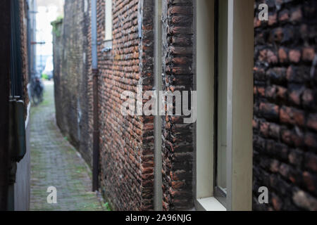 Ruelle étroite vintage avec de vieux murs en brique à Dordrecht Banque D'Images